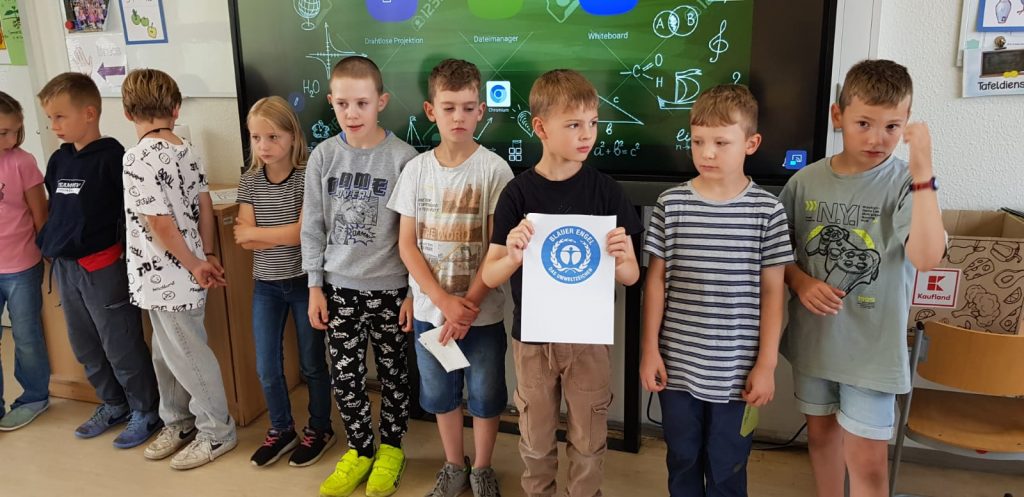 Die Schülerinnen und Schüler der Klasse präsentieren den blauen Engel.