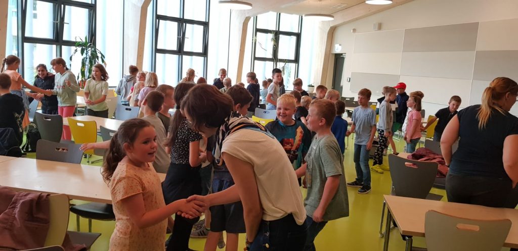 Alle Schülerinnen und Schüler aus Neuburg und Dorf Mecklenburg begegnen sich in der Aula.