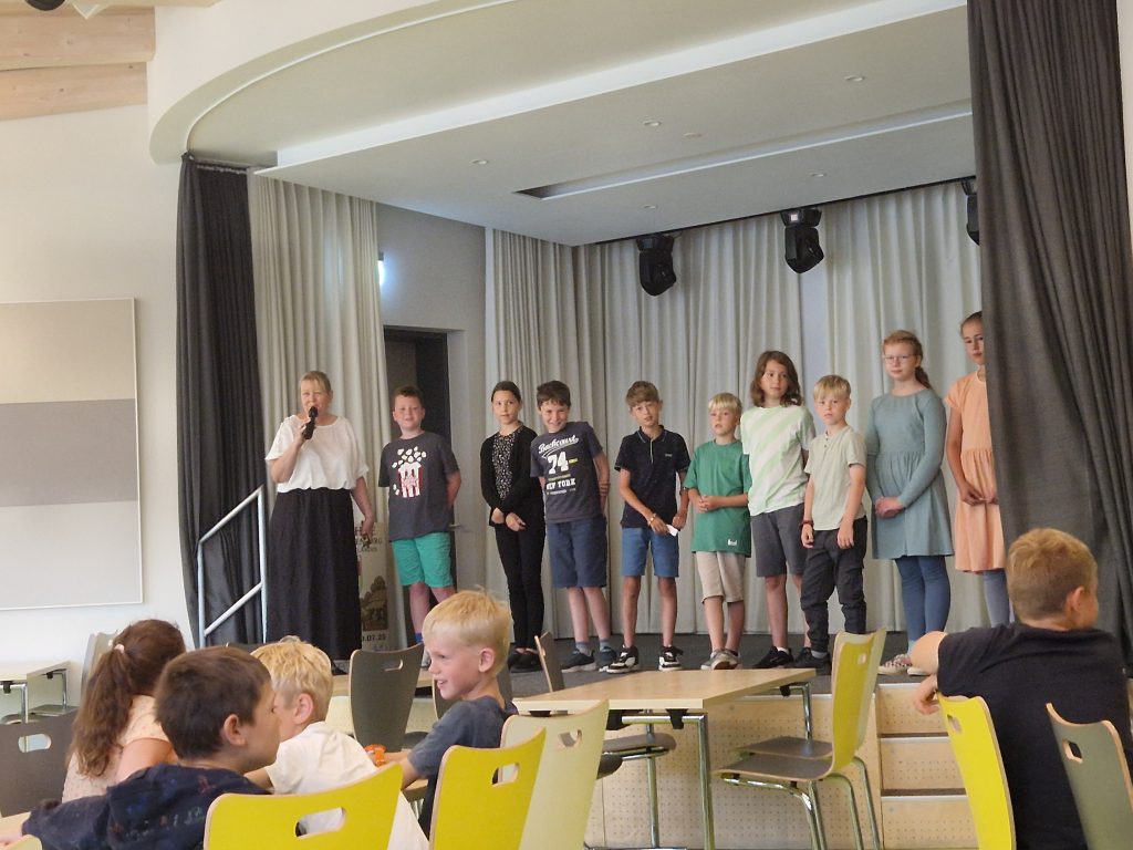 Die Klassenleitung der vierten Klasse dankt den Schülerinnen und Schülern für ihr Engagement.