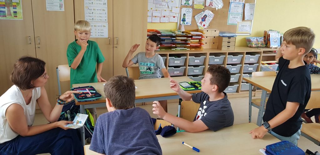 Frau Dr. Ehlert lässt sich von den Schülern der vierten Klasse die Lese-Geschichte erzählen.